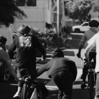 プロサーファーも出演しているスウィッチフットのミュージックビデオ「Swim Good」