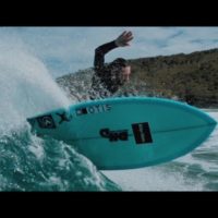 アッシャー・ペイシー出演のカラーに富んだフェス向けショートクリップ作品