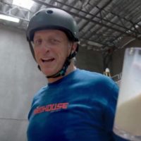 牛乳をこぼさずにマックツイストのメイクなるか!?トニー・ホークのトライ動画
