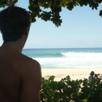 20/21年シーズンのノースショアに1stスウェルがヒット!コア・ロスマンのVlog