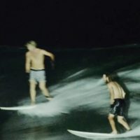 懐かしい感じのするヴァンズライダーによるヌーサヘッズでのナイトサーフィン動画