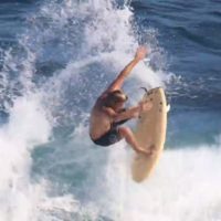 パフォーマンス性能が劣るソフトトップでのクレイ・マルゾのフリーサーフ動画