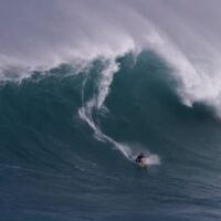 マウイ島ジョーズで最年少となる13歳サーファーガールがトウインでチャージ