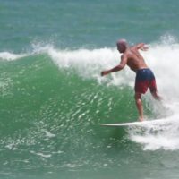 ケリー・スレーターがバリ島チャングーへ!ローカルとのフリーサーフ動画