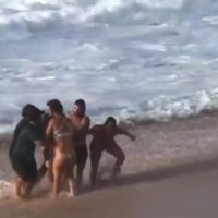 マイキー・ライトが年末の荒れたオアフ島ノースショアで海水浴客を救助