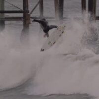 クソ波とエアウインド！エイトン・オズボーンのフリーサーフィン動画