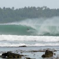 オフシーズンの2月にスウェルがヒット！ニアスでのフリーサーフィン動画