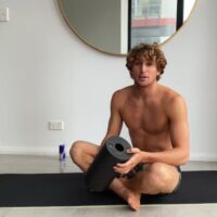 プロサーファーによるフォームローラーを使ったセルフストレッチ動画