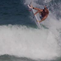 ビッグスピンメイク!ジュリアン・ウィルソンのホームでのフリーサーフ動画