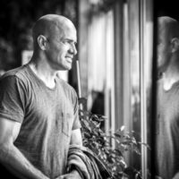 ケリー・スレーターが怪我でシドニー行きチャーター機の搭乗見送りへ