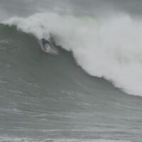 ビッグウェイブにボード無しでチャージ!ナザレでのボディサーフィン動画