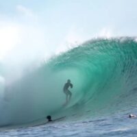 5月に2021年シーズンのファーストスウェルがロンボク島デザートポイントにヒット