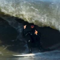 アメリカ東海岸のビーチブレイク!ノアとカムのフリーサーフィン動画