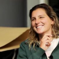 女性ビッグウェイブサーファーのマヤ・ガベイラによるナザレの自宅紹介動画