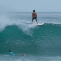 ウィリアム・アリオッティがツインフィンでコスタリカのロングレフトを滑走