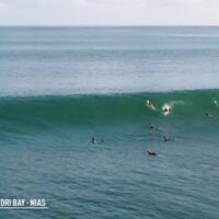 インドネシアに2021年シーズン最大スウェルがヒット!ニアス島のフリーサーフ動画