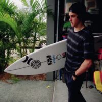 サーフとスケートの二刀流!オスカー・ベリーのフリーサーフィン動画