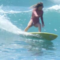 フィッシュに乗るステファニー・ギルモア!マリブでのフリーサーフィン動画