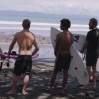 CIライダーとヘッドシェイパーのブリット・メリックが中米コスタリカへ