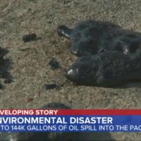 ハンティントンビーチで10万ガロン以上の原油が流出:ビーチは閉鎖へ