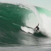 パーコや女性も参戦!シップスターンブラフでのビッグスラブサーフィン動画