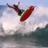 どんなライドが可能か！？クレイ・マルゾによるソフトトップでのフリーサーフ動画