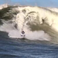 サイクロンスウェルでサイズアップ!マーヴェリックスでのトウインサーフ動画