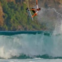 スンバワ島を訪れたワイアット・マクヘイル!フリーサーフィン動画