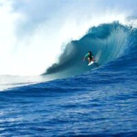 ハイドロフォイルでビッグバレル！限界をプッシュするマタヒ・ドローレ