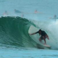 バイロンベイのタローズ!夏のアベレージなファンウェイブサーフ動画