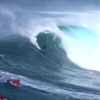 マウイ島ジョーズでパドルインとトウイン！カイ・レニーのフリーサーフ動画