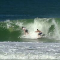 パーコの前乗りにミッチのサーフボード強奪！スナッパーロックスでの1コマ