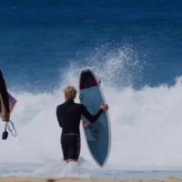 ファンボードに乗るジョンジョン・フローレンス!小波フリーサーフィン動画