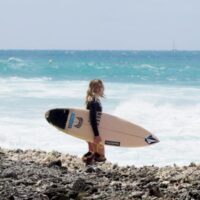 ココ・ホーがフレンチポリネシアへ!環礁でのフリーサーフィン動画