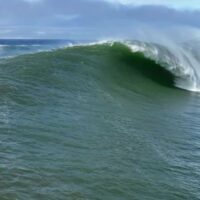 レイトシーズンの3月中旬に炸裂!マーヴェリックスでのフリーサーフィン動画