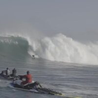 20/21年シーズンのパドルインチャージで最大サイズとなったマウイ島ジョーズ動画