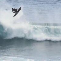 イタロ・フェレイラの強烈フロントサイド!バリ島ウルワツでのフリーサーフ動画