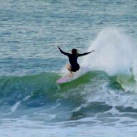 ライアン・バーチのツインフィンに乗るステファニー・ギルモアのフリーサーフ動画