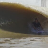 ライアンとモーガンが人工波スラブへ!サーフ・レイクスでのフリーサーフ動画