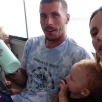 ジャックとアラナ一家が子供を連れてメンタワイ諸島へのサーフトリップ動画