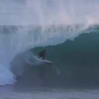 2022年シーズン最大スウェルがヒット！豪NSW州サウスコーストのビッグバレル動画