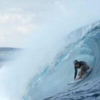 レフトスラブのチョープー(タヒチ)へ!ケイトリン・シマーズのフリーサーフ動画