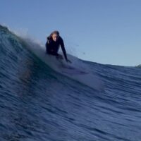 ケイトリン・シマーズが豪サウスコーストへ！ラッセルとのフリーサーフ動画