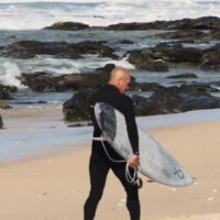 ケリーとジョーディが登場!CTイベント後のJベイでのフリーサーフィン動画