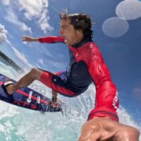 カイ・レニーがマウイ島ホノルアベイで初の試み!ストラップサーフィン動画