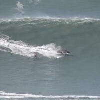 ナザレのビッグウェイブでワイプアウトしたら!?強烈なホールドダウン動画