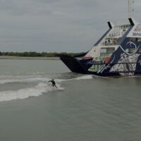 ブリスベンのタンカーサーフィン!ディラン・グレイヴスのノベルティウェイブ動画