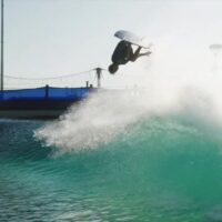 カイ・レニーによるフロントフリップ動画！サーフランチでストラップサーフィン