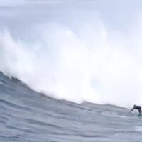 マウイ島ジョーズでパドルインに続いてトウイン!カイ・レニーなどフリーサーフ動画