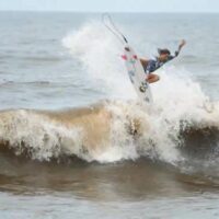 エルサルバドルでエアリバース！サリー・フィッツギボンズのフリーサーフ動画